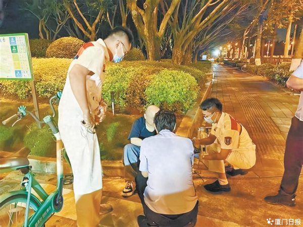 张吧策路 &quot;‘学以致用’最珍贵的时刻! &quot;厦门女医生深夜跪救醉酒男子